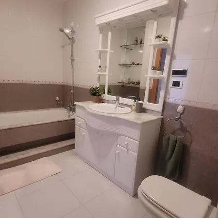 Casa Con Jardin Y Terraza